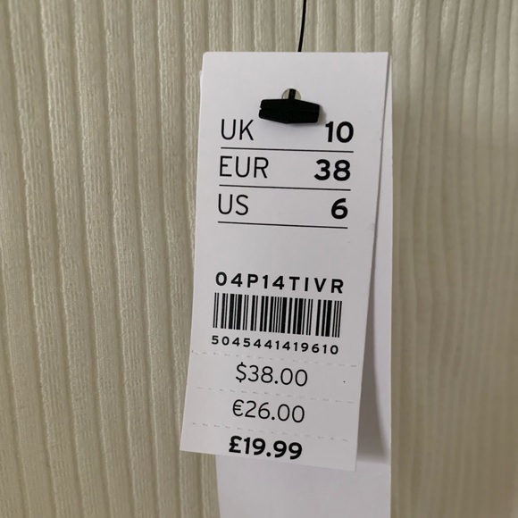 BNWT Top shop ribbed crop top with shoulder pads, and elasticated waist. - Picture 3 of 4